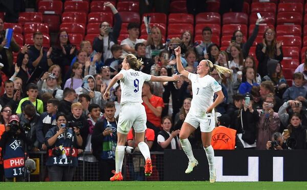 Inglaterra debuta con victoria ante un público que la lleva en volandas - Fútbol Internacional - ABC Color