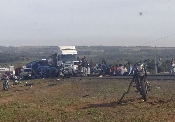 Indígenas cierran ruta PY03 por segundo día y ocasionan caos en el tránsito - Policiales - ABC Color