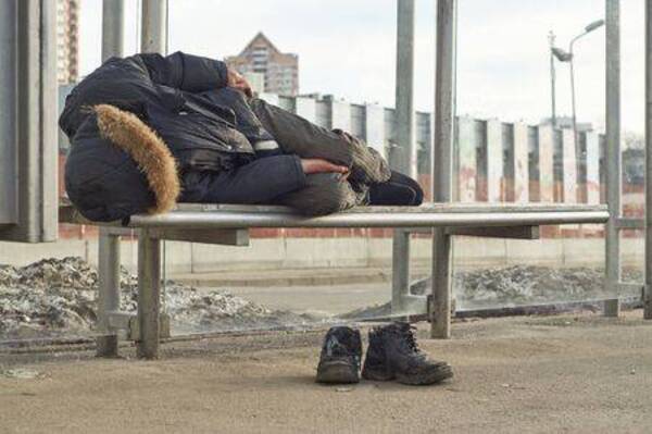 Crónica / Quedó dormido en una parada de bus y le robaron todo lo que tenía