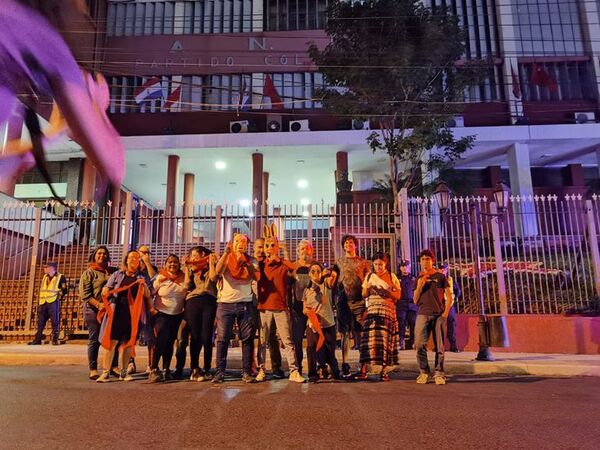 Repudian actitud antidemocrática de colorados en manifestación frente a ANR - Nacionales - ABC Color