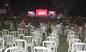Candidato oficialista se llena la boca en inauguración de puesto pero su “pueblo” no le respondió