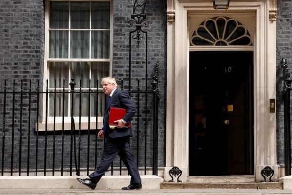 Boris Johnson le comunicó a la reina Isabel que renunciará al cargo de primer ministro del Reino Unido
