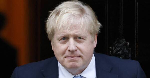 La Nación / Boris Johnson dimite como líder conservador, pero seguirá mientras como primer ministro