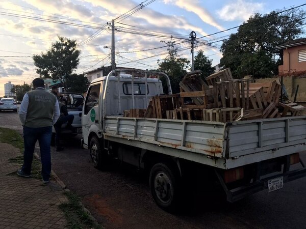 Diario HOY | Despejan estacionamientos "reservados" por cuidacoches en el barrio Sajonia