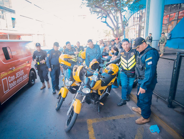 Controlan a motociclistas que ocupan espacios públicos en zona primaria - La Clave