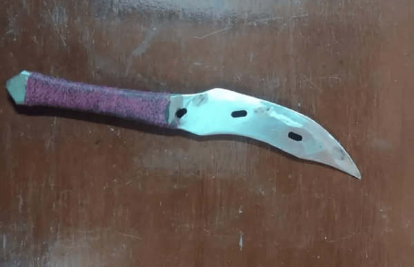 Alumno de cuarto grado llevó cuchillo a la escuela y casi le clavó a su compañerita - Noticiero Paraguay