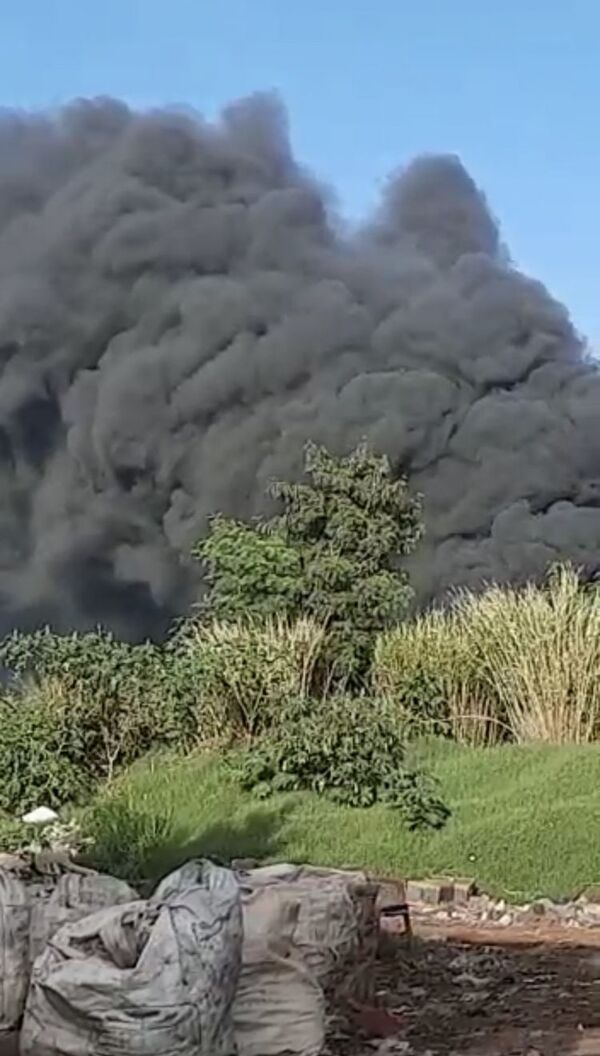 Incendio en vertedero municipal llegó a neumáticos y originó intensa humareda en PJC