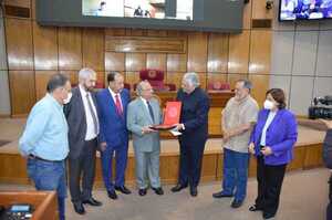 Senado distingue y reconoce trayectoria del encarnaceno César Duba