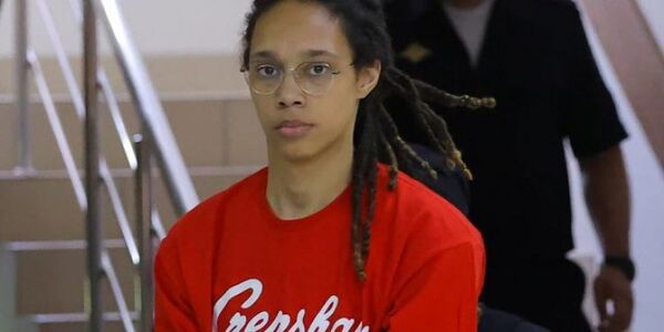 La estrella del baloncesto estadounidense Brittney Griner se declaró culpable de los cargos de drogas impuestos por Rusia