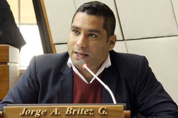 Diputado cuestiona «aranceles altos» en Colegio de Policía