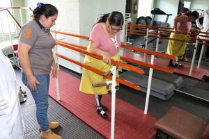 Mediante iniciativa de Itaipu, benefician a 15 personas con prótesis de pierna