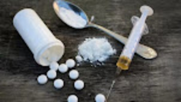 Diario HOY | Tres farmacias y una casa, allanan por venta de remedios convertibles en drogas para "volar"