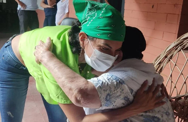 Crónica / [VIDEO] La "Mujer Maravilla" llevó alegrón a hogar de abuelitas