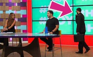 Crónica / [VIDEO] Insólita aparición en programa de TV en vivo...¿qué pasó?