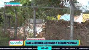 Crónica / [VIDEO] Compró un terreno e incluyó en el una casa ajena, denuncian