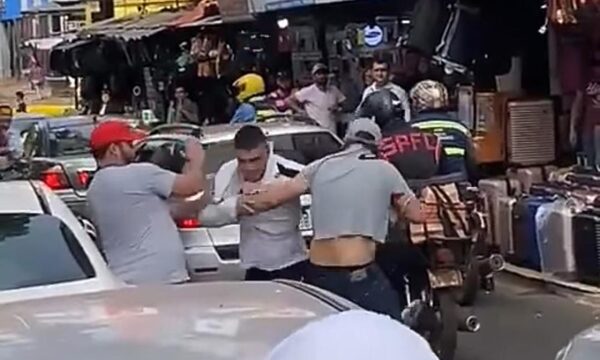 (VIDEO)¿Se trenzaron a golpes por el amor de una mujer?