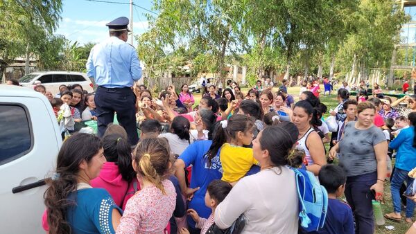 Policía repartió panchos: "Quiero ganarme la confianza, cariño y respeto de los niños"