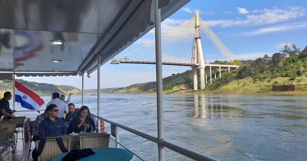 La Nación / Comenzó circuito turístico por el río Paraná desde el puerto Kattamarám de CDE