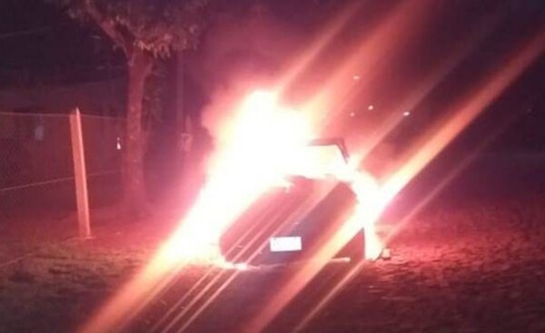 Vehículo estacionado se incendió por completo en Santa Rita