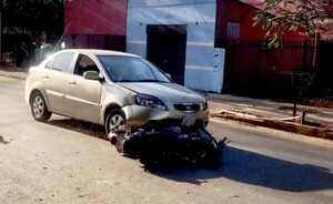 Conductor huye tras protagonizar un accidente en barrio Obrero