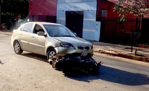 Conductor huye tras protagonizar un accidente en barrio Obrero