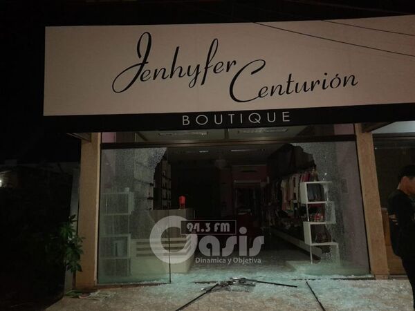Por segunda vez disparan contra boutique de Yenhyfer Centurión en Pedro Juan