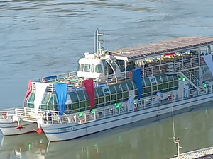 El catamarán ya opera desde CDE para recorrer las tres fronteras - La Clave