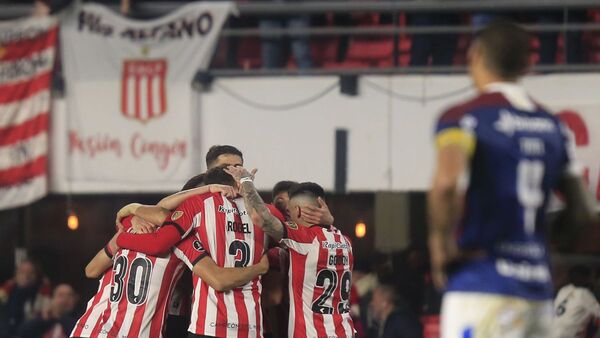 Estudiantes golea a Fortaleza y se cita con Paranaense