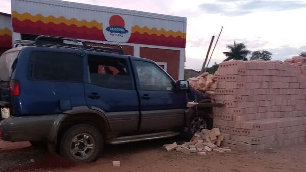 Sufrió un ataque de asma al volante, chocó contra ladrillos y murió