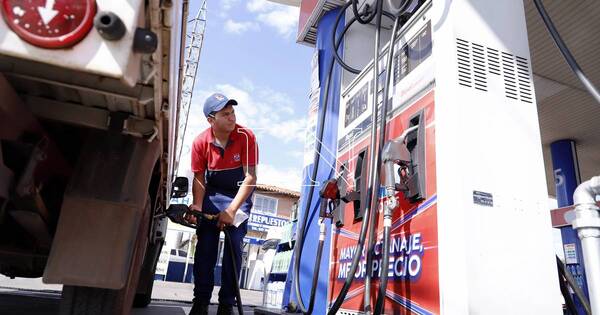 La Nación / ¿Bajará el combustible?: sector privado también espera la buena noticia, señalan