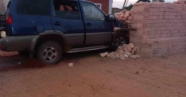 La Nación / Conductor tuvo un ataque de asma, perdió el control, chocó contra una pila de ladrillos y murió