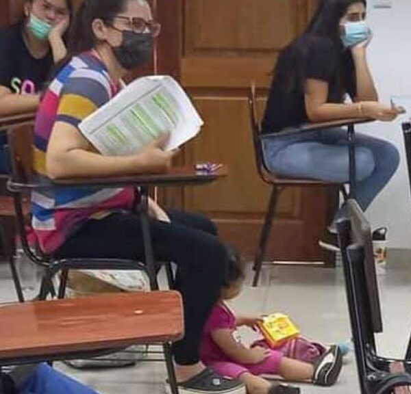 Mami orgullosa rindió examen con su hijita