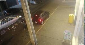 Crónica / [VIDEO] Atropelló a motochorros al ver el robo