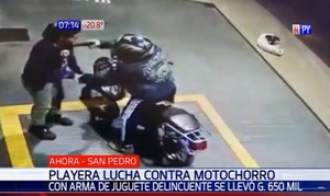 Playera lucha contra delincuente para evitar asalto en surtidor