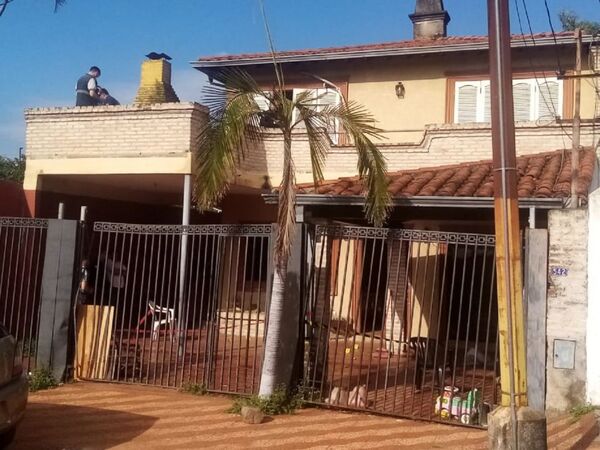 Hallan muerto a un hombre en el patio de un comisario