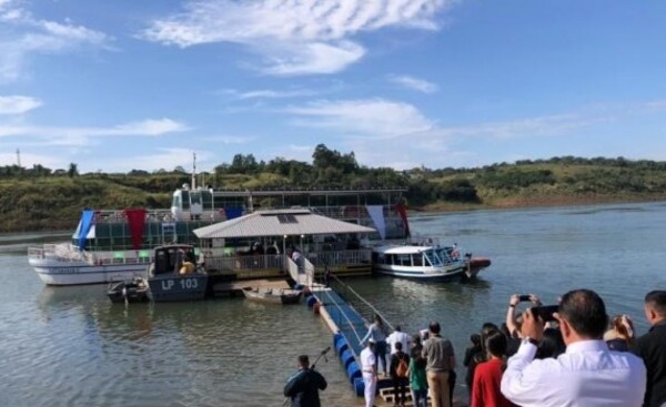 Catamarán habilitado para paseos por la Triple Frontera