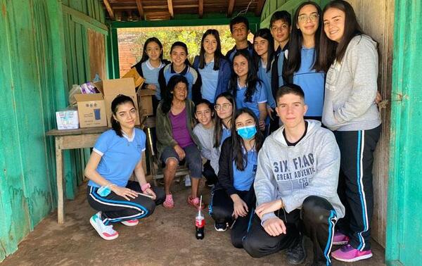 Alumnos llevan ayuda a mujer discapacitada – Prensa 5