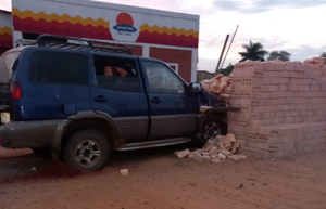 Conductor muere tras sufrir ataque de asma y chocar contra una pila de ladrillos - Noticiero Paraguay