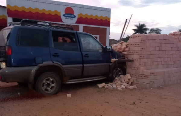 Conductor muere tras sufrir ataque de asma y chocar contra una pila de ladrillos - Noticiero Paraguay