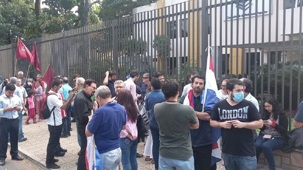 Adherentes de la concertación se manifiestan frente al TSJE