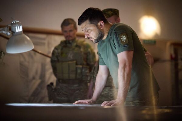 Ucrania: Zelenski visita las tropas en el frente mientras bombas machacan Donetsk - Mundo - ABC Color