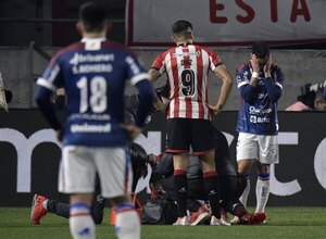 La criminal patada que recibió Mauro Boselli en la Copa Libertadores