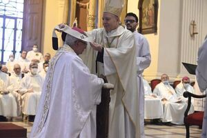 Monseñor Adalberto Martínez recibió el Palio Arzobispal este viernes - Nacionales - ABC Color
