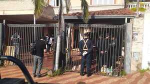 Diario HOY | Muerte en casa de comisario: víctima podría haber “caído” del segundo piso