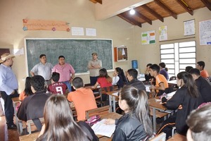 GOBERNADOR DE ITAPÚA VISITA Y COORDINA ACCIONES EN ESCUELAS Y CON PRODUCTORES DE SAN COSME Y DAMIAN