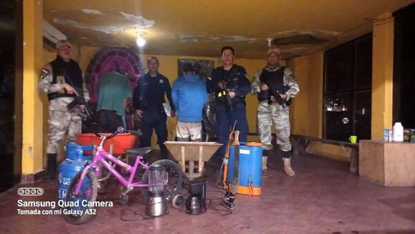 Detienen a dos jóvenes tras el hurto en tres viviendas de Paraguarí - Policiales - ABC Color