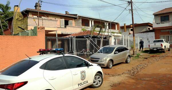 La Nación / Extraña muerte en casa de comisario: víctima fatal habría caído desde un balcón