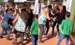 (VIDEO)En pleno desfile por fundación de Hernandarias, mujeres se trenzaron a golpes: una de ellas estaba embarazada