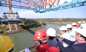 Puente de la Integración: A 53 metros de unirse en tramo central