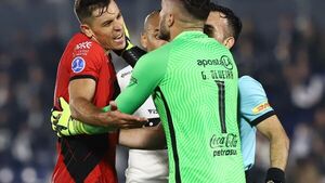 Algunos jugadores Olimpia ni el saludo le dieron a Diego Churín
